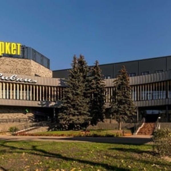 ТРЦ з паркінгом вул. Салютна
